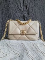 Chanel shoulder bag, premium version, made of lambskin leather. Size: 26 x 16 x 9 cm.