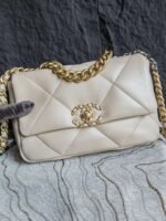 Chanel shoulder bag, premium version, made of lambskin leather. Size: 26 x 16 x 9 cm. - Image 9