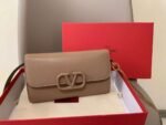 Valentino Garavani VSLING grained calfskin crossbody bag Size: 23x13x5cm - Image 7