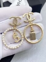 CHANEL 5-letter perfume bottle with double c stud earrings - Image 2