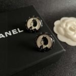 Chanel round figure with double C stud earrings - Image 3