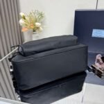 PRADA This high-quality messenger bag is made from nylon material. size：35x22x12cm - Image 7