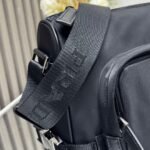 PRADA This high-quality messenger bag is made from nylon material. size：35x22x12cm - Image 4