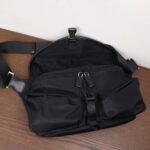 PRADA The new messenger bag features a flap design and adjustable shoulder strap. SIZE:27x18x7cm - Image 8