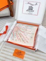 Hermès silk scarf dimensions: 90cm x 90cm - Image 7