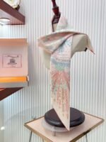 Hermès silk scarf dimensions: 90cm x 90cm - Image 3