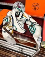 Hermès high-end scarf material: 30% silk + 70% velvet Size: 140x140cm - Image 12