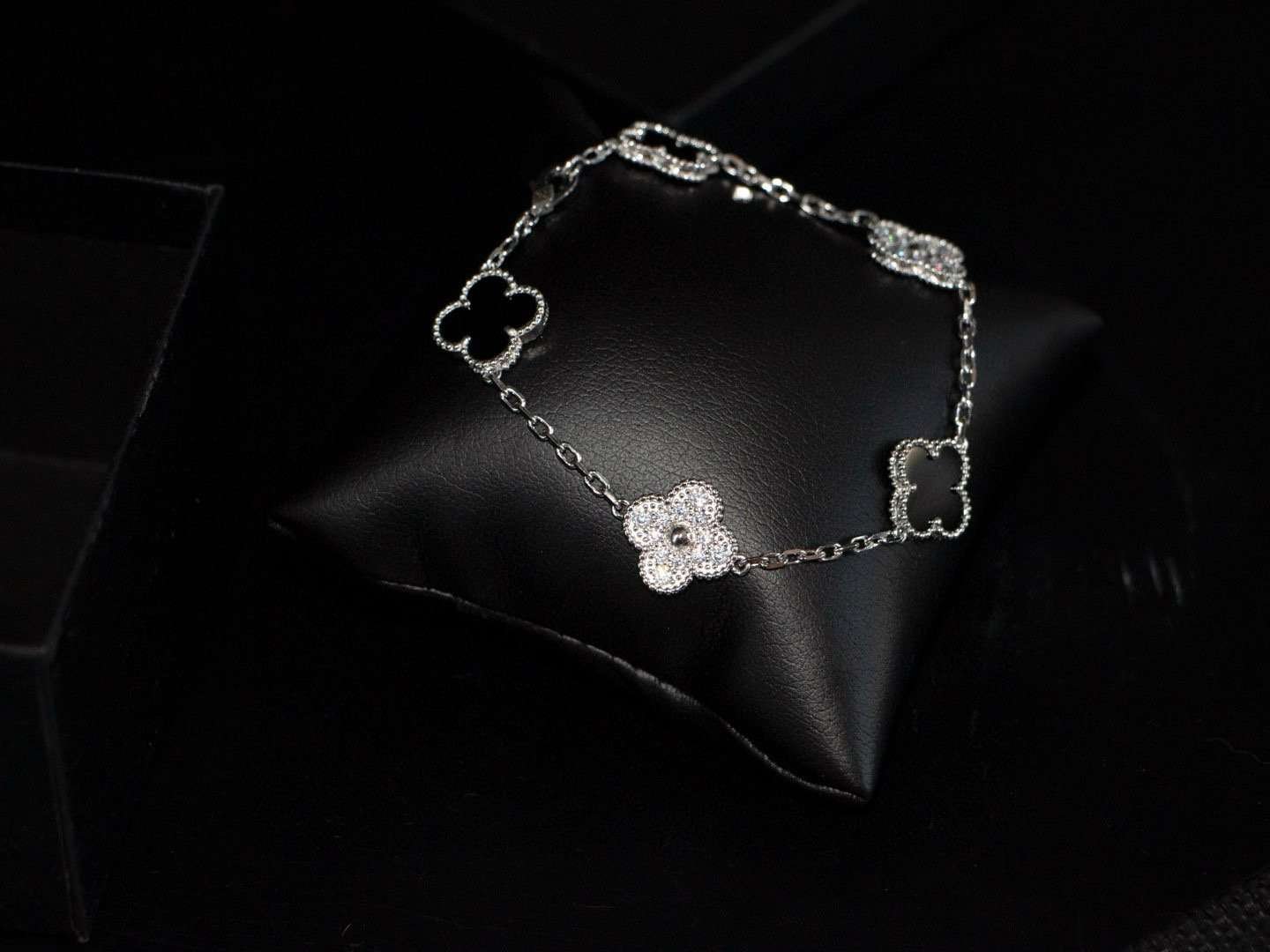 微信图片_20250107175837.jpg Van Cleef & Arpels luxury bracelet. - Image 1