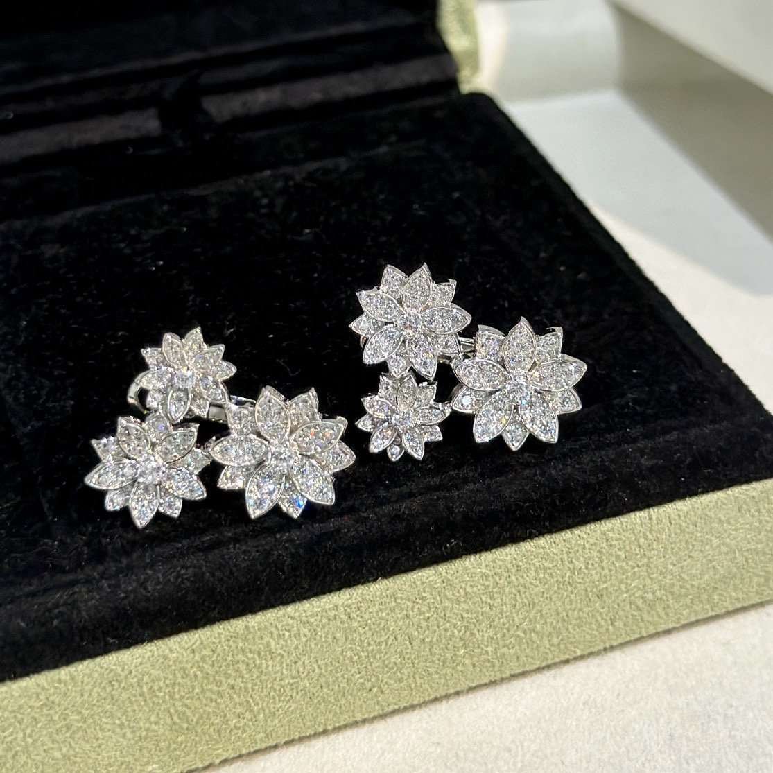 微信图片_20250205104941.jpg Van Cleef & Arpels Three Flower Earrings - Image 1