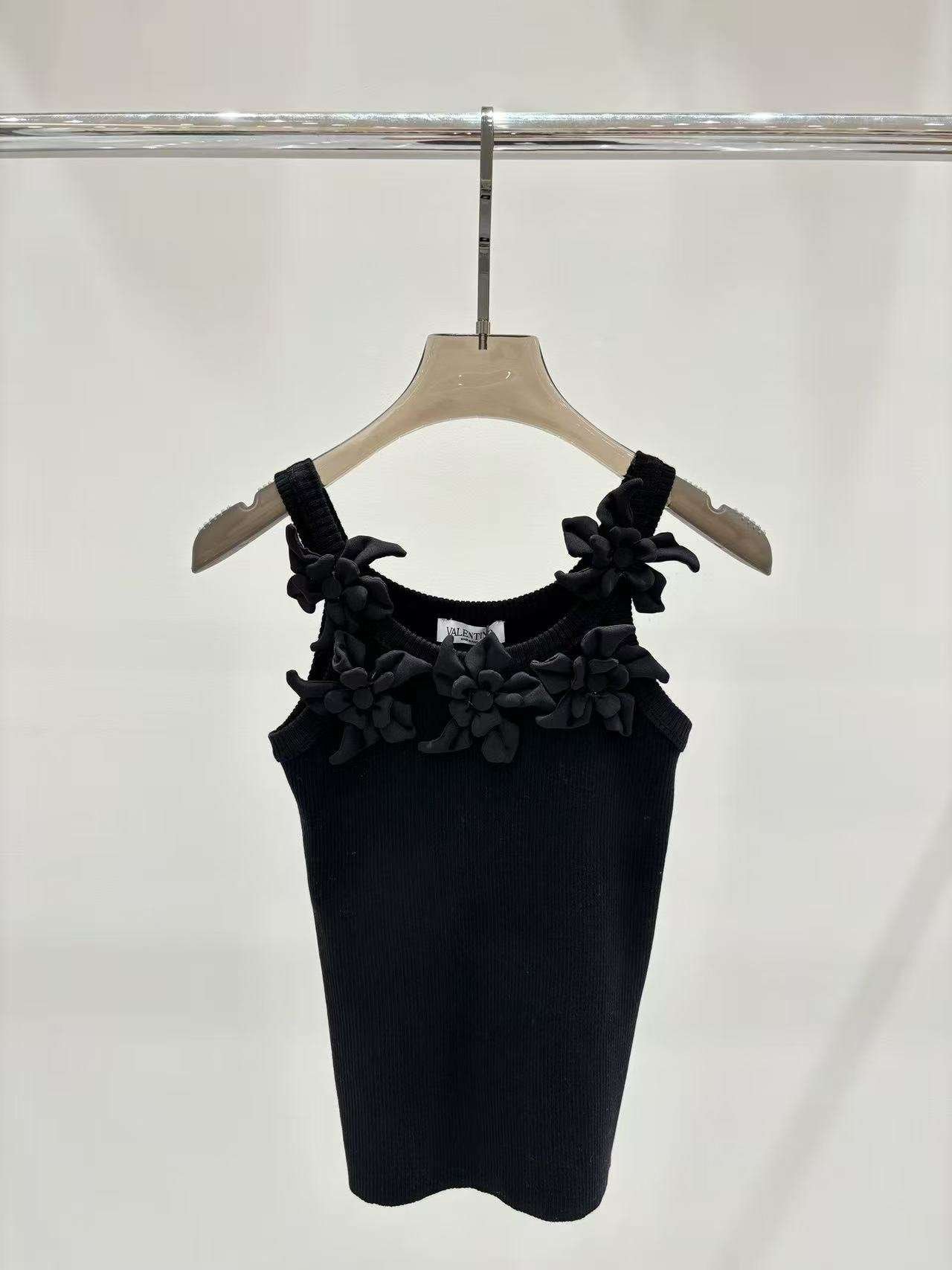 微信图片_20250317224502-4.jpg Valentino vest - Image 1