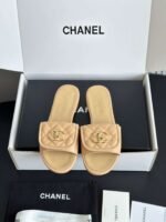 CHANEL 2025 new school bag buckle slippers holiday slippers advanced version 1:1 sole can be seen to be different from the ordinary version - Image 11
