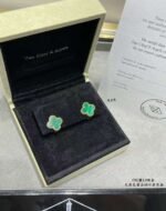 Van Cleef & Arpels Four-Leaf Clover Earrings, Small Edition - Image 3