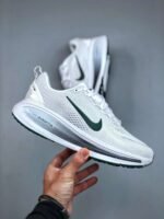 Nike VOMERO18 lightweight running shoes - Image 7