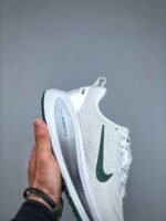 Nike VOMERO18 lightweight running shoes - Image 5