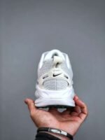 Nike VOMERO18 lightweight running shoes - Image 4