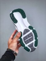 Nike VOMERO18 lightweight running shoes - Image 3