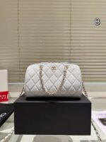 Chanel  hand-held crossbody bag - Image 16