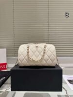 Chanel  hand-held crossbody bag - Image 14