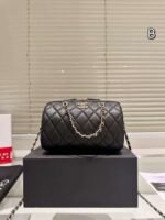 Chanel  hand-held crossbody bag - Image 3