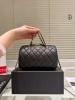 Chanel  hand-held crossbody bag - Image 2