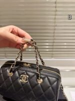 Chanel  hand-held crossbody bag - Image 4