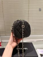 Chanel  hand-held crossbody bag - Image 5