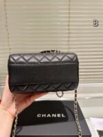 Chanel  hand-held crossbody bag - Image 6