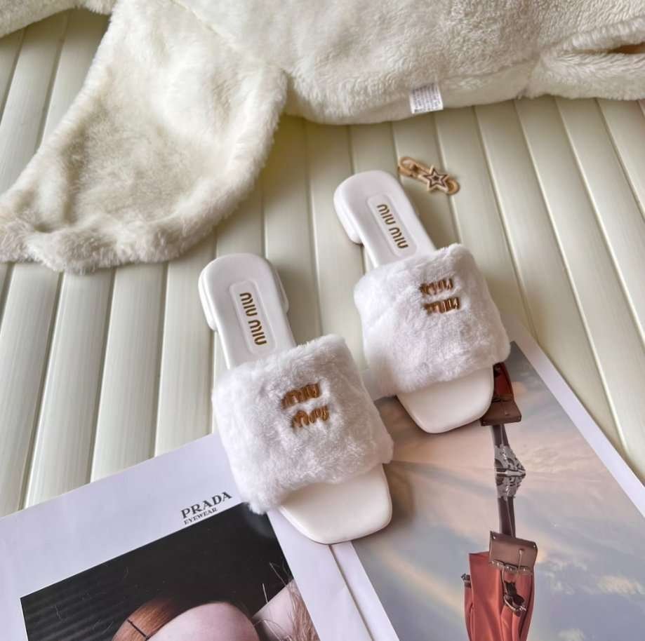 微信截图_20240830161206.jpg miumiu slippers - Image 1